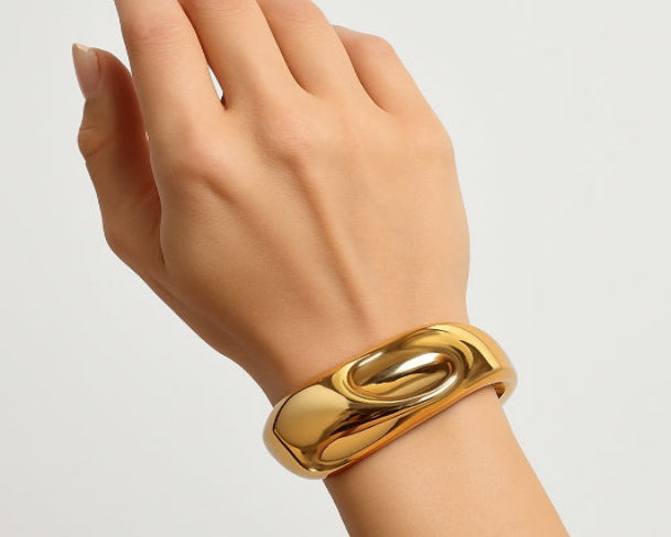 Alluring Bar Bracelet